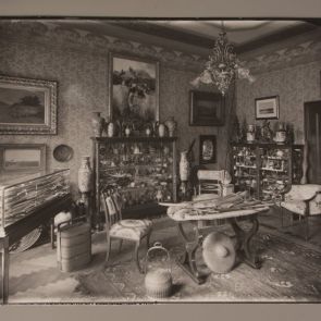 Ferenc Hopp's collection of rarities in one of the upstairs rooms, 1900