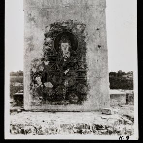 Stele with an engraving depicting Kuan-jin in a field