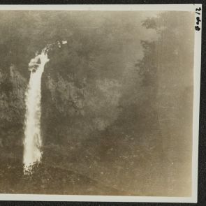 A Kegon-vízesés és sziklái párás időben, Nikko