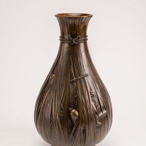 Vase decorated with sparrows hiding in a sheaf of millet