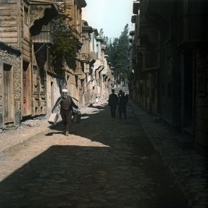 Konstantinápoly. Hagyományos faházak által határolt utca valahol a Kászimpasa kerületben