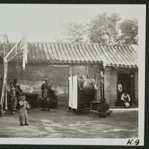 Temetési szertartás előkészületei egy udvaron