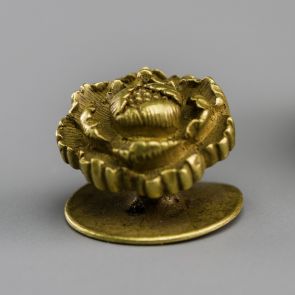 Ornamental button in the shape of a flower