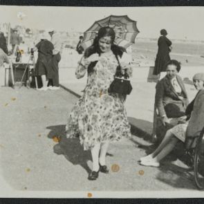 Marie-Antoinette on the beach