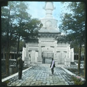 A Nyugati Sárga-templom bejáratánál