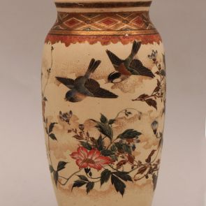 Szacuma jellegű váza, madár-virág kompozícióval