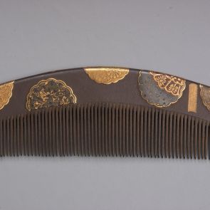 Ornamental comb (sashi-gushi) with floreal motifs in medallions