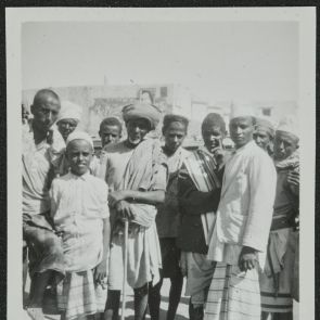 Öregek és ifjak nézik a fényképező idegent