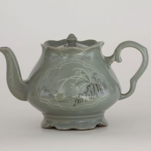 Lidded teapot with duck and bamboo motifs arranged in medallions