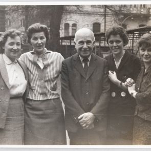 Felvinczi Takács Zoltán a 80. születésnapján a Hopp Múzeum kertjében, hölgy munkatársai körében