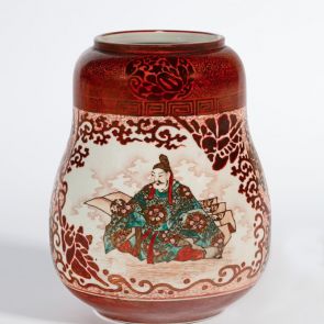A vase with 'samurais and noble men' motifs