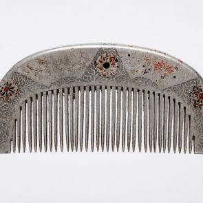 Comb with fan and flower pattern