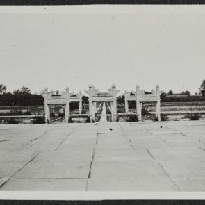 Díszkapuk a Föld oltáránál, Peking