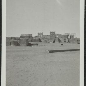 Négyszögletes lakóépületek, apró emberalak