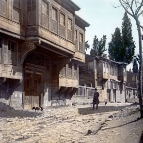 Hagyományos török faházakkal szegélyezett utca Üszküdárban