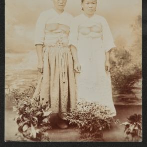 Ismeretlen: Két koreai asszony fején teherrel (stúdió felvétel)