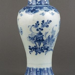 Meiping váza, régiségekkel díszítve