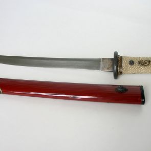 Tantō, lacquer scabbard with bamboo pattern and with metal fittings, with kōgai and menuki with dragon
