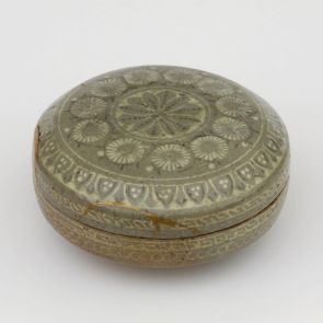Cosmetics container with chrysanthemum motifs