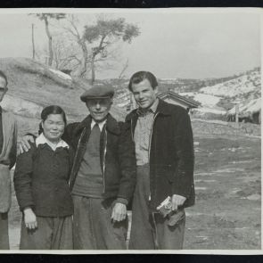 Életkép: Klein István szaktanácsadókkal és a mosónővel