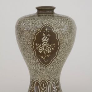 Maebyeong váza, három medallionban virágos peóniaág díszítéssel