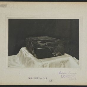 Asahi Gyokuzan: Lacquer box with colored ivory inlay, London