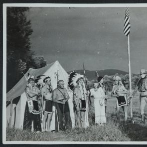 A tábor lakói az amerikai zászló körül