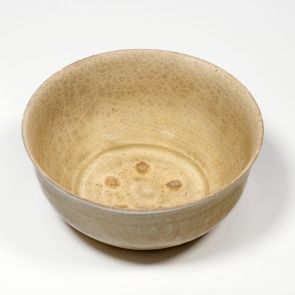 Light coloured bowl with funnel