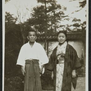 A Byodoin szentély papja leányával, Byodoin, Uji