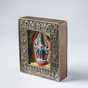 Amulett-tartó Tizenegyfejű Avalokitésvarát ábrárzoló cacával