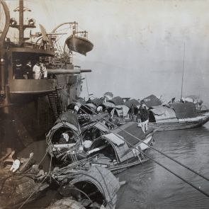 Chinai árusok számpánjai veszik körül hajónkat Pagoda előtt