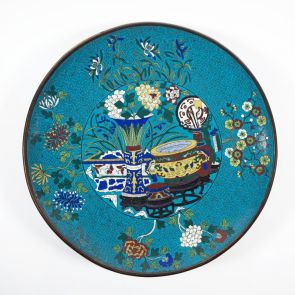 Large plate with Chinese antiquities
