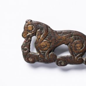 Övdísz összekuporodó ragadozó alakjával