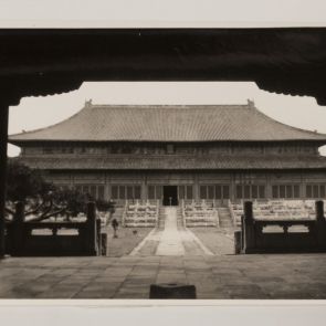 A nagy szentély csarnok a kapu alól nézve, Ming-sírok