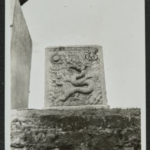 Domborművű sárkány egy márványkövön