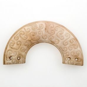 Arc-shaped pendant with incised decoration