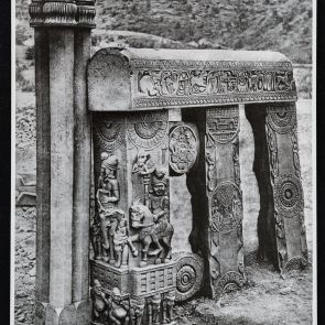 Reliefes töredék a Bharhut sztúpánál  - fekete-fehér fotó