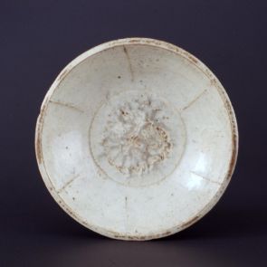 Mallow-shaped bowl with a peony motif