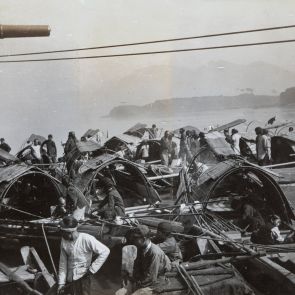 Chinai árusok számpánjai veszik körül hajónkat Pagoda előtt