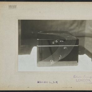Japán lakkdoboz, hullám mintával, 1910 London