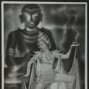 Mata Hari jelmezben tánc a Buddha előtt, háttérben Buddha árnyképe