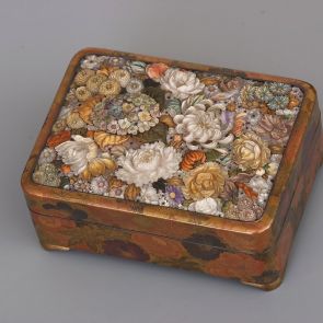 Lidded box decorated with "millefiori" (a thousand flowers) motif