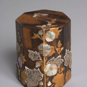 Octagonal box with lid, decorated with mother-of-pearl flowers