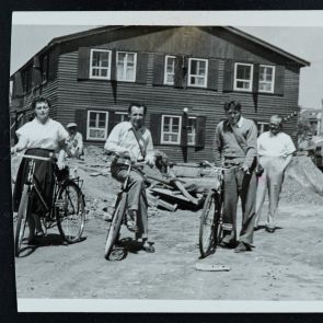 Életkép: bicikliző kollégák