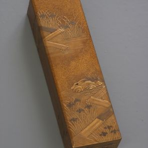 Hosszúkás, fedeles doboz, az Ise Monogatorira szimbolikusan utaló díszítéssel: aranylakk íriszek és nyolcosztatú fahíd (yatsuhashi)