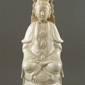 Sitting Guanyin bodhisattva, with a pearl in her hand