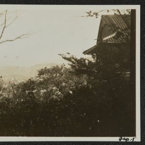 Kilátás a napsütötte völgyre (valószínűleg a hotel ablakából), Kyoto