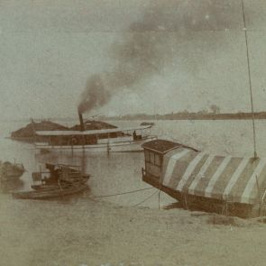 Folyamrendőrségi dunszka hajónk mellett a West Riveren