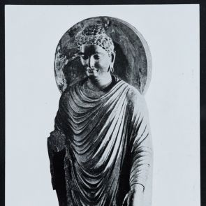 Álló Buddha szobor