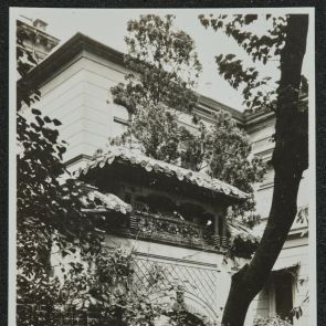 A Holdkapu hátulról, a múzeum épületével